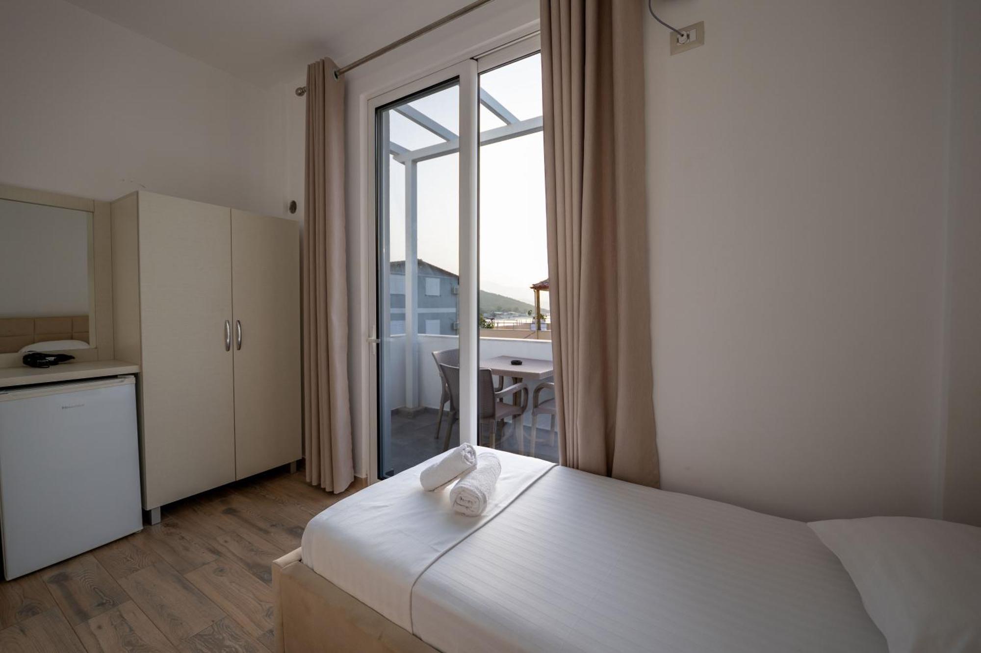 Hotel Veliaj Ксамил Екстериор снимка