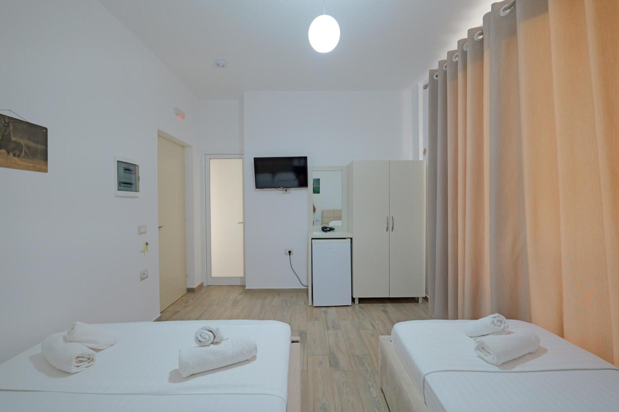 Hotel Veliaj Ксамил Екстериор снимка
