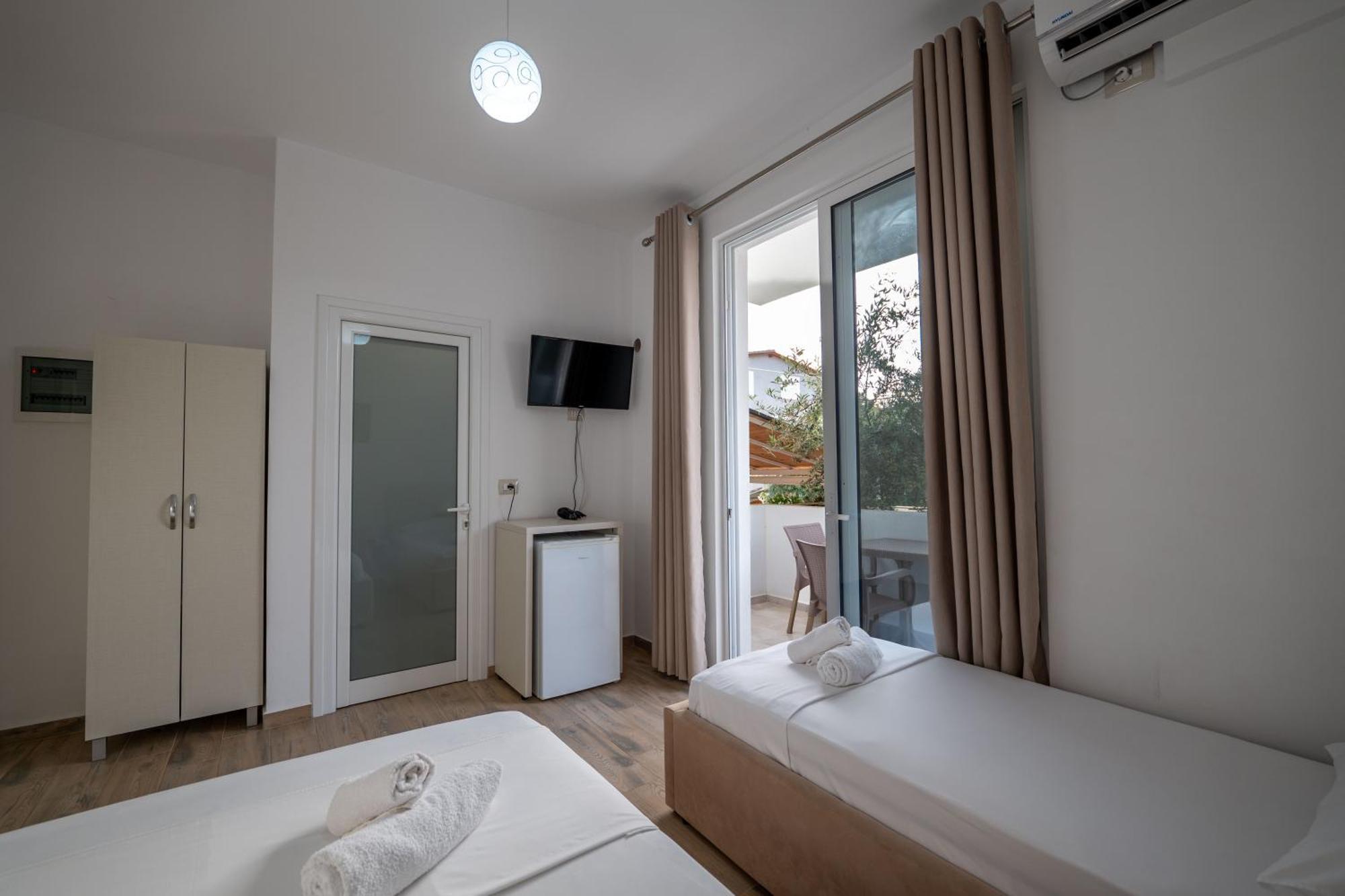 Hotel Veliaj Ксамил Екстериор снимка